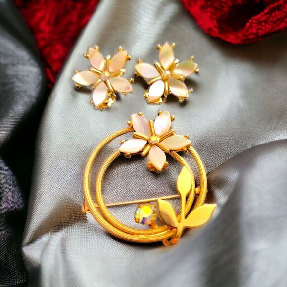 Vintage Brooch & Earring Set Goldtone Rhinestone Mother of Pearl - Picture 1 of 4